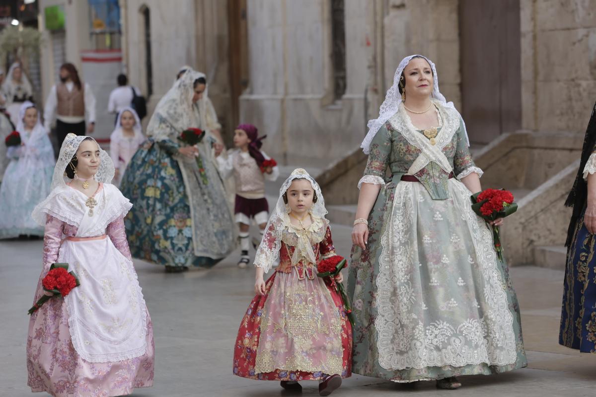 Todas las fotos de la ofrenda del 18 de marzo por la calle San Vicente hasta la 19:30 horas Todas las fotos de la ofrenda del 18 de marzo por la calle San Vicente hasta la 19:30 horas