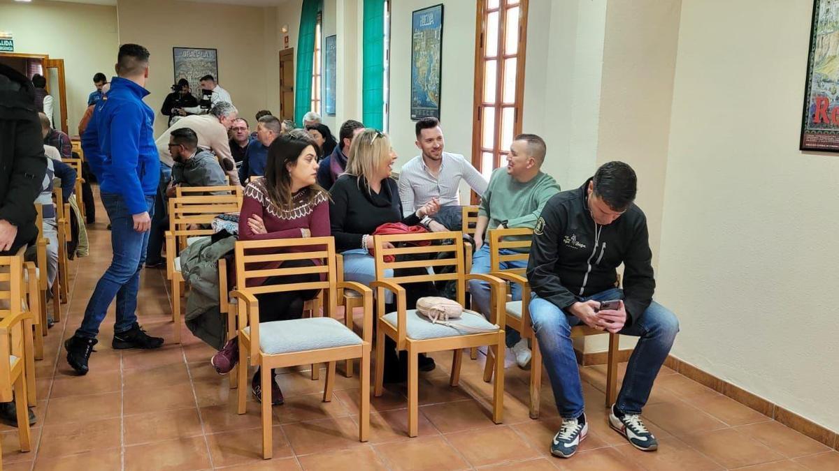 A la derecha representantes del Ayuntamiento y de la ABTE, en Grazalema.