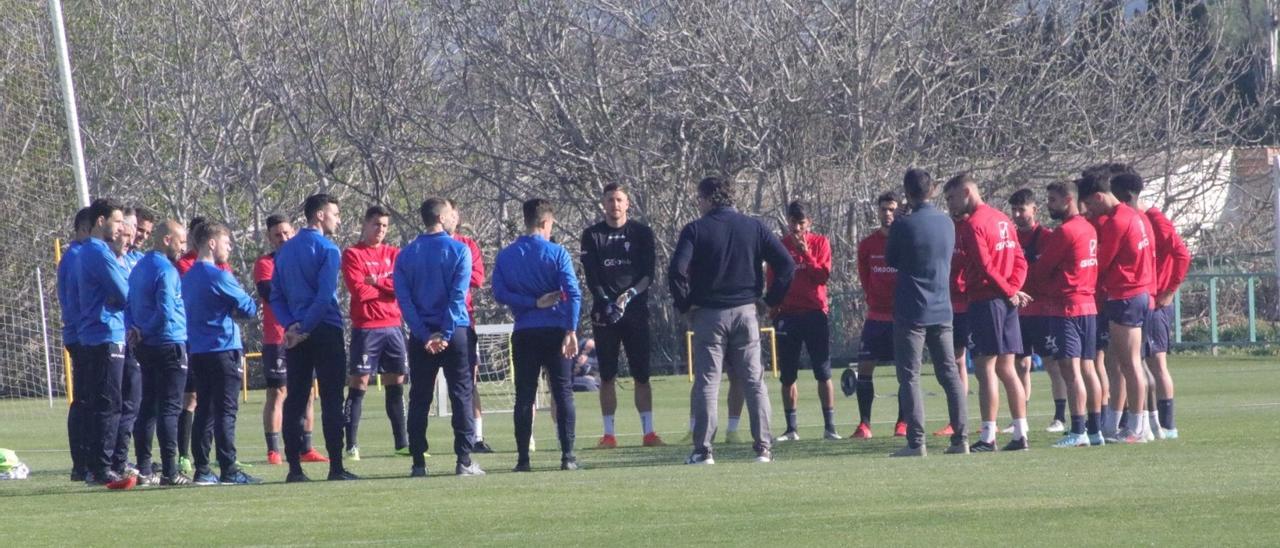 González Calvo se dirige a la plantilla del Córdoba CF antes del entrenamiento de este domingo, primero tras el incidente con Dragisa Gudelj.