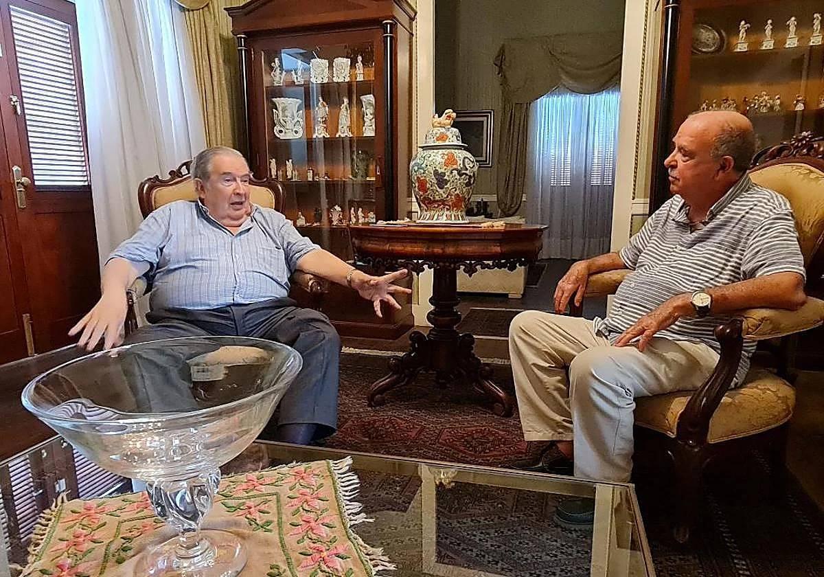 José Antonio Luján (derecha), dialogando con Jerónimo Saavedra.
