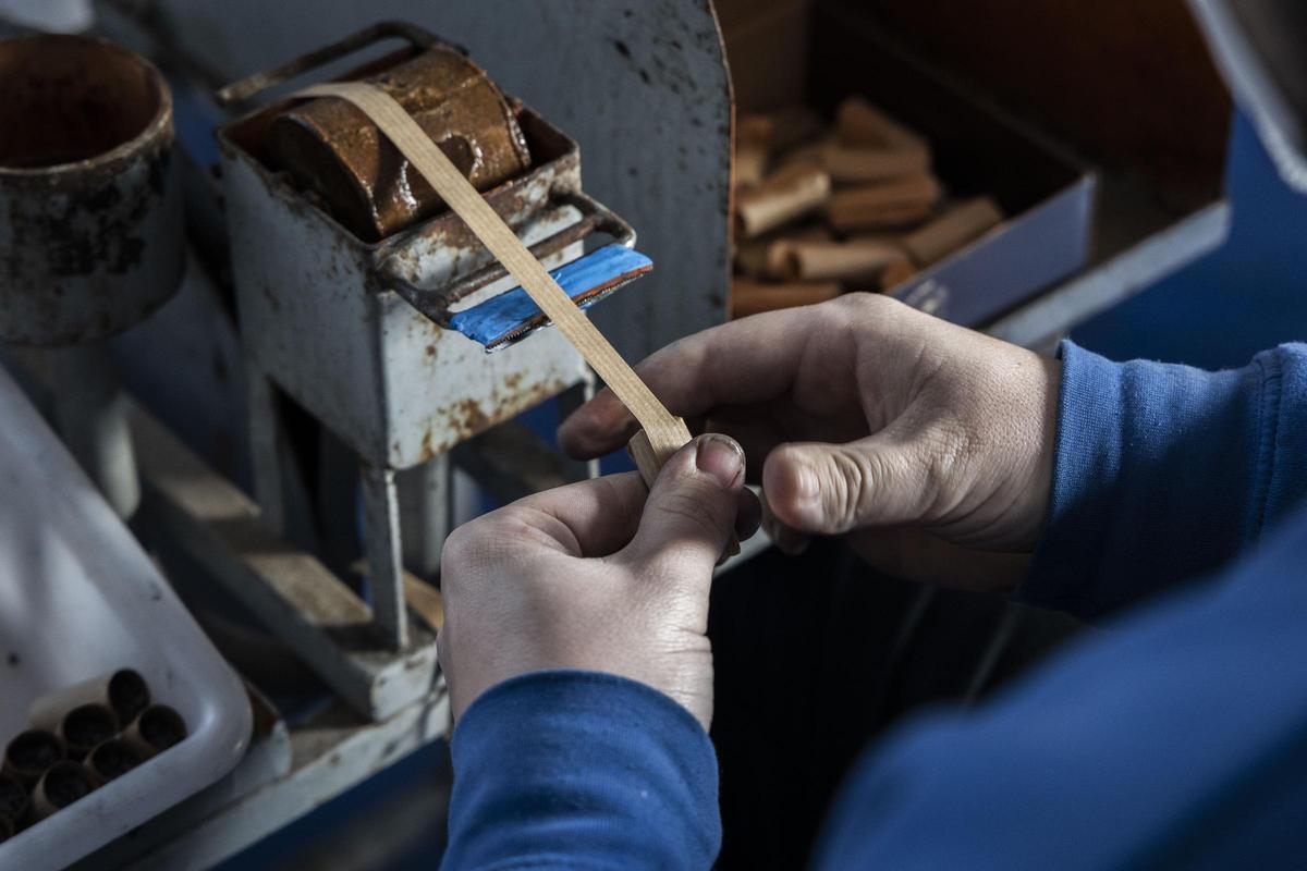 Proceso de elaboracion del tradicional Tro de Bac en una pirotecnia.