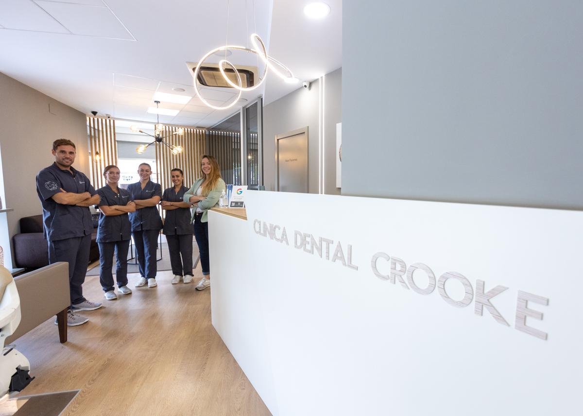 Los dentistas ofrecen un diagnóstico de su sonrisa completamente minucioso y un plan de tratamiento.