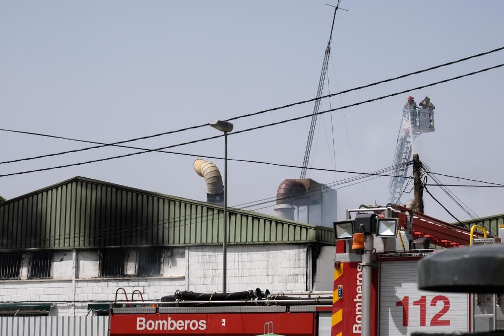 Los Bomberos han pedido a los vecinos que cierren puertas y ventanas para evitar el humo