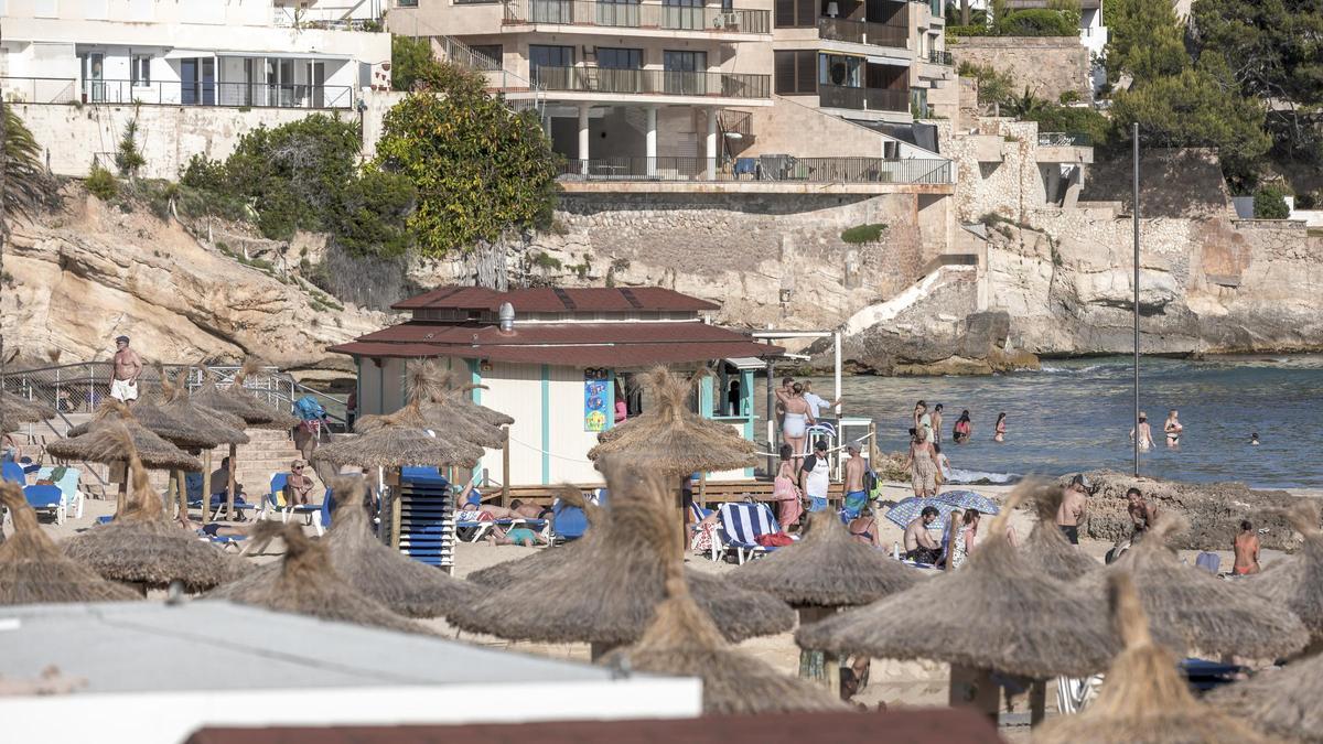Cala Major perderá 50 hamacas y cerrará uno de los dos chiringuitos.