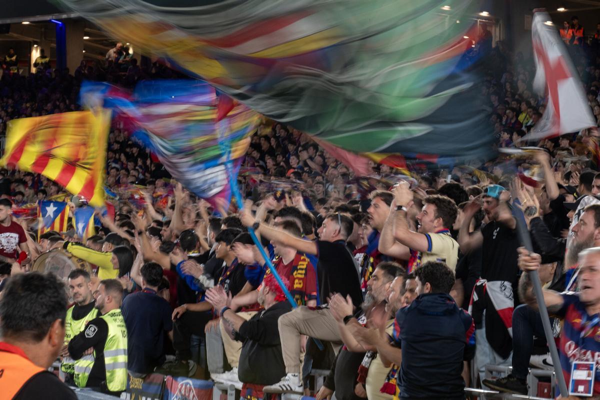 La grada de animación del Camp Nou anima a los jugadores azulgrana contra el Betis.