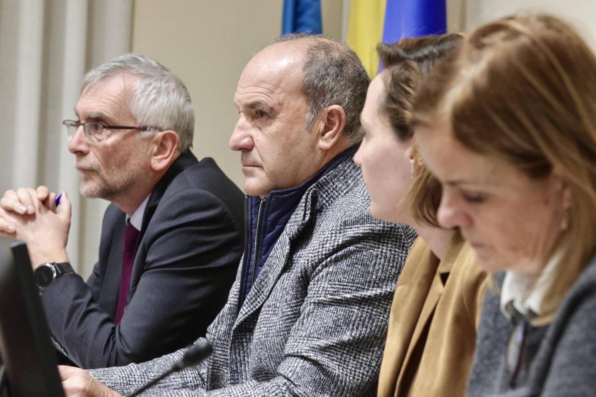 Luis Tuero, Jesús Rodríguez Morán, Delia Campomanes y Covadonga Tomé, en la comisión sobre Cerredo.