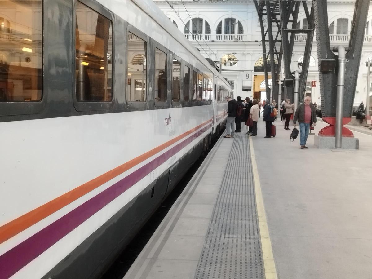 El tren de la R15, a punto de salir desde la estación de França