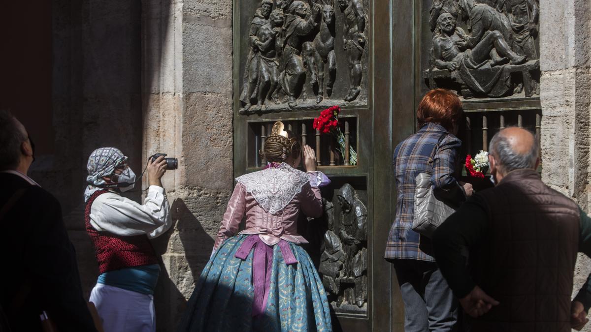 Goteo incesante de falleras en la Plaza de la Virgen de València