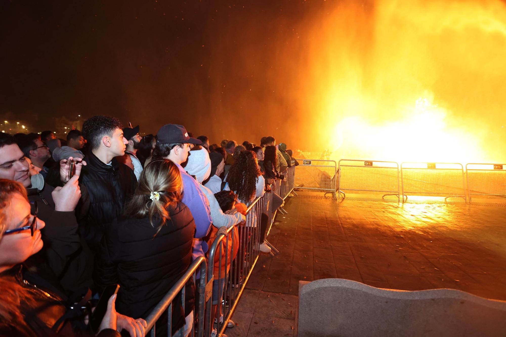 Arde la falla del San Juan de A Coruña con Dépor, Leyma y Luisa Villalta como protagonistas