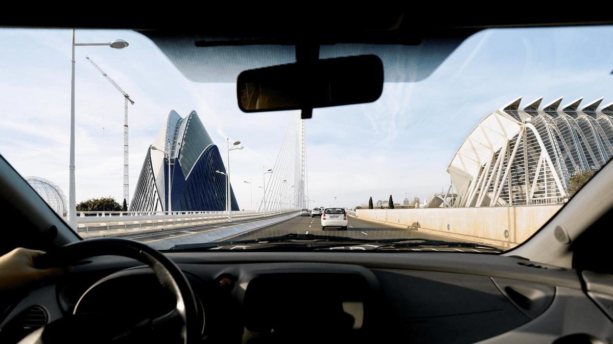 Un coche por la Ciudad de las Artes y las Ciencias.