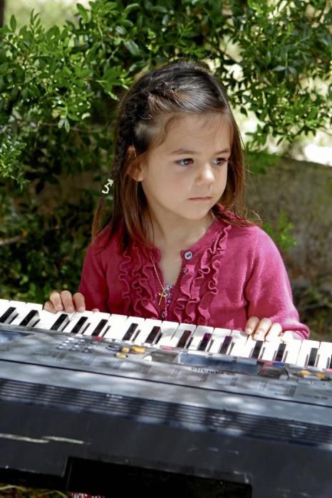 Seit 13 Jahren leben die Bleuses auf Mallorca. Die Eltern sind bekannte Musiker, der Funke der Begeisterung ist auf ihre sechs Kinder übergesprungen. Von denen noch zu hören sein wird.