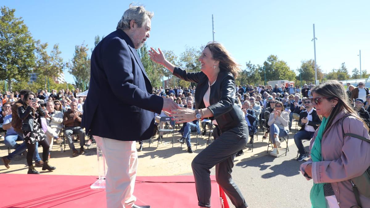 Lola Ranera y Juan Alberto Belloch se saludan efusivamente en la presentación de la candidata del PSOE a la alcaldía de Zaragoza.
