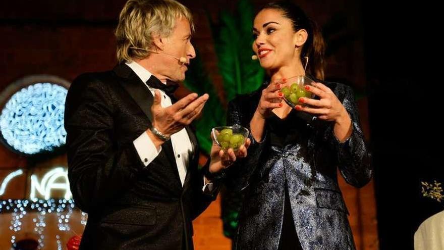 Jesús Calleja y Lara Álvarez, durante las Campanadas de Fin de Año en Telecinco.