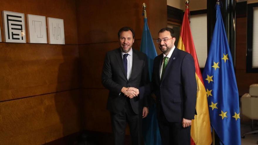 Óscar Puente y Adrián Barbón estrechan sus manos en una reunión en la sede de Presidencia.