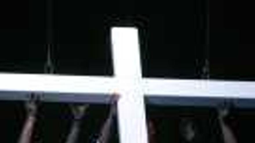 Una gran cruz blanca, que estuvo en el Teatro Romano el viernes, fue subida al escenario y presidió la mayor parte del pregón.