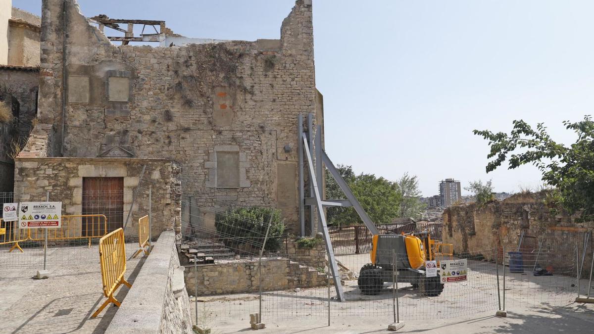 Ahir a la tarda, les tanques encara impedien entrar a la plaça que dona accés al Mirador dels Maristes.  | ANIOL RESCLOSA