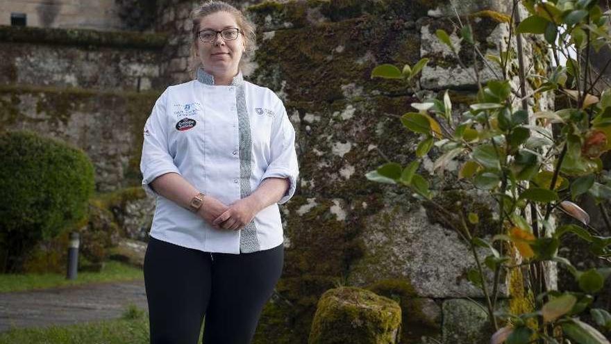 La chef Begoña Vázquez, en los jardines del Pazo de Vilamarín. // Brais Lorenzo