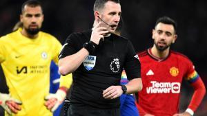 Un árbitro dirige un partido del Manchester United.