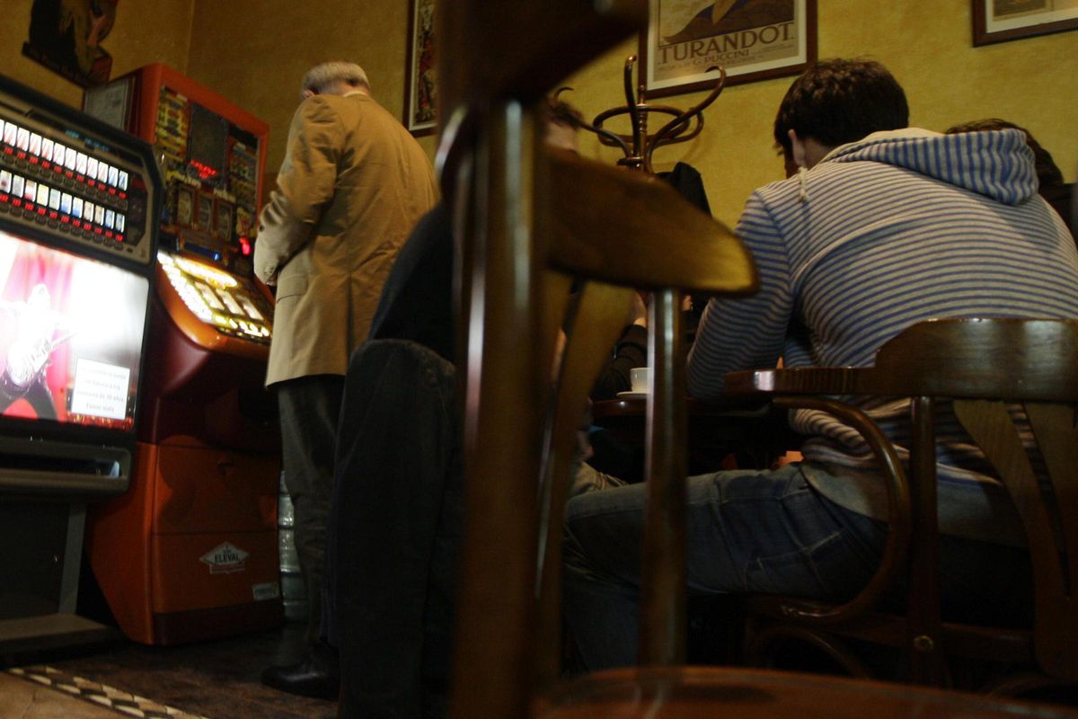 Un bar con una máquina tragaperras.