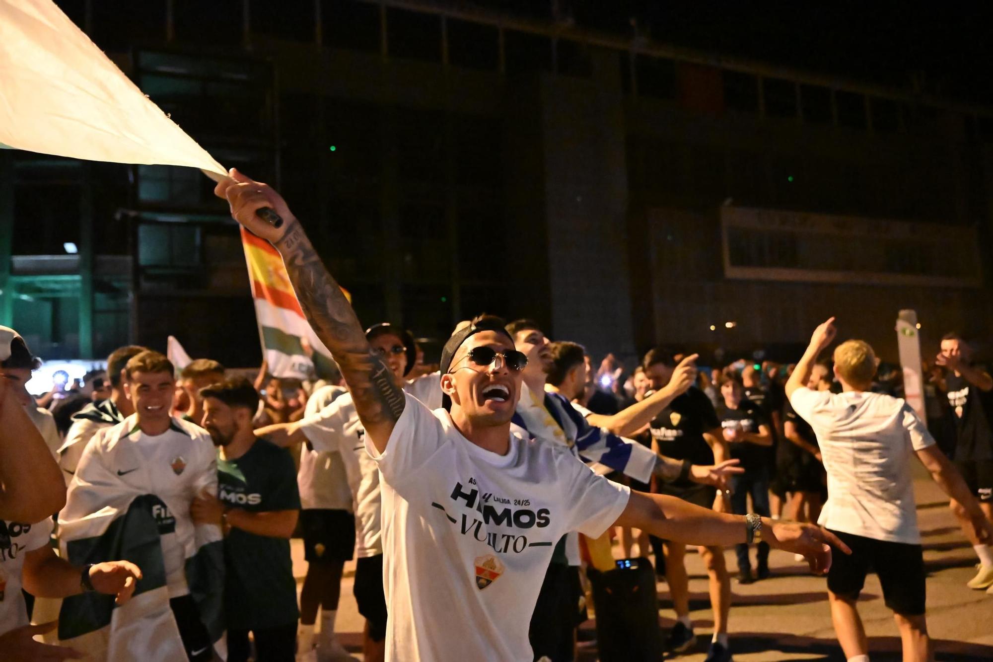 La afición del Elche recibe a los héroes del ascenso a su llegada al Martínez Valero