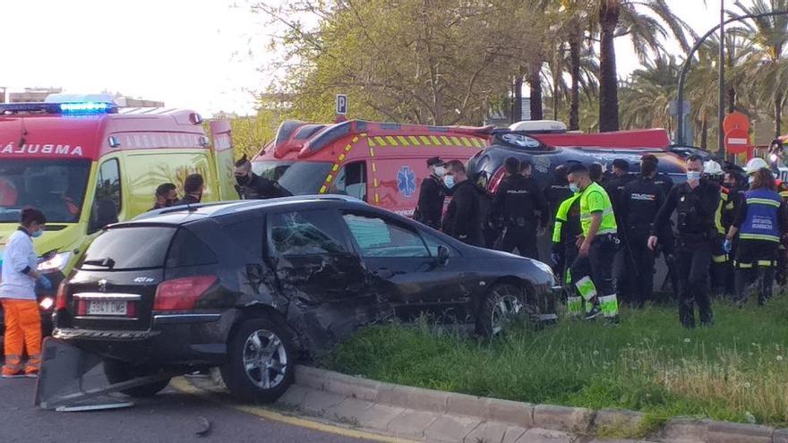 Las imágenes del accidente entre un turismo y un coche de la Policía Nacional en València