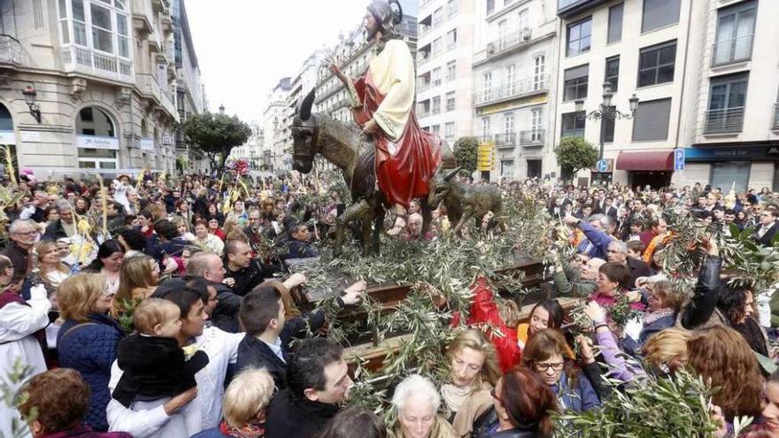 Miles de personas asisten cada año a la procesión de La Borriquita.  // Ricardo Grobas