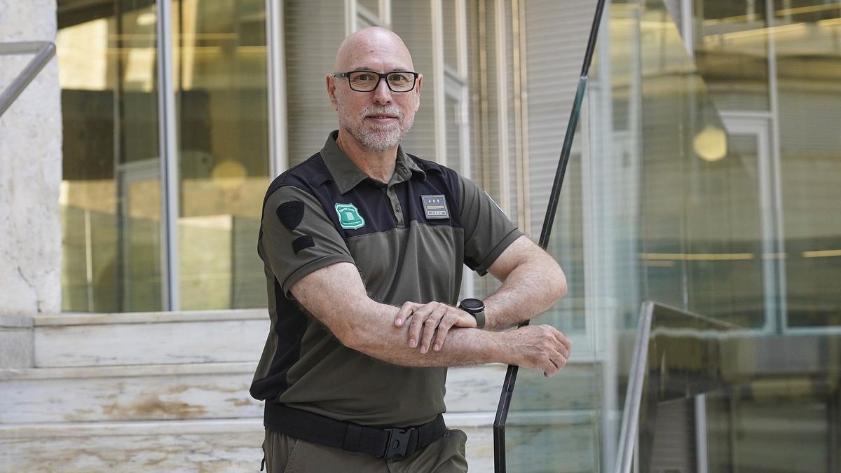 El nou cap regional dels Agents Rurals a Girona és el sotsinspector Jaume Bosch a la seu de la Generalitat de Girona.