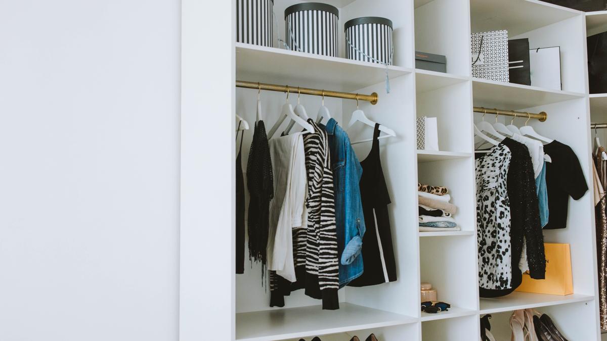 Trucos limpieza: El producto con el que vas a conseguir que tus armarios (y  tu ropa) dejen de oler a cerrado