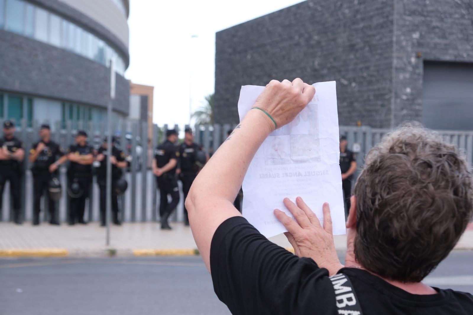 Protesta en los juzgados de Elche por la muerte de un detenido en Comisaría