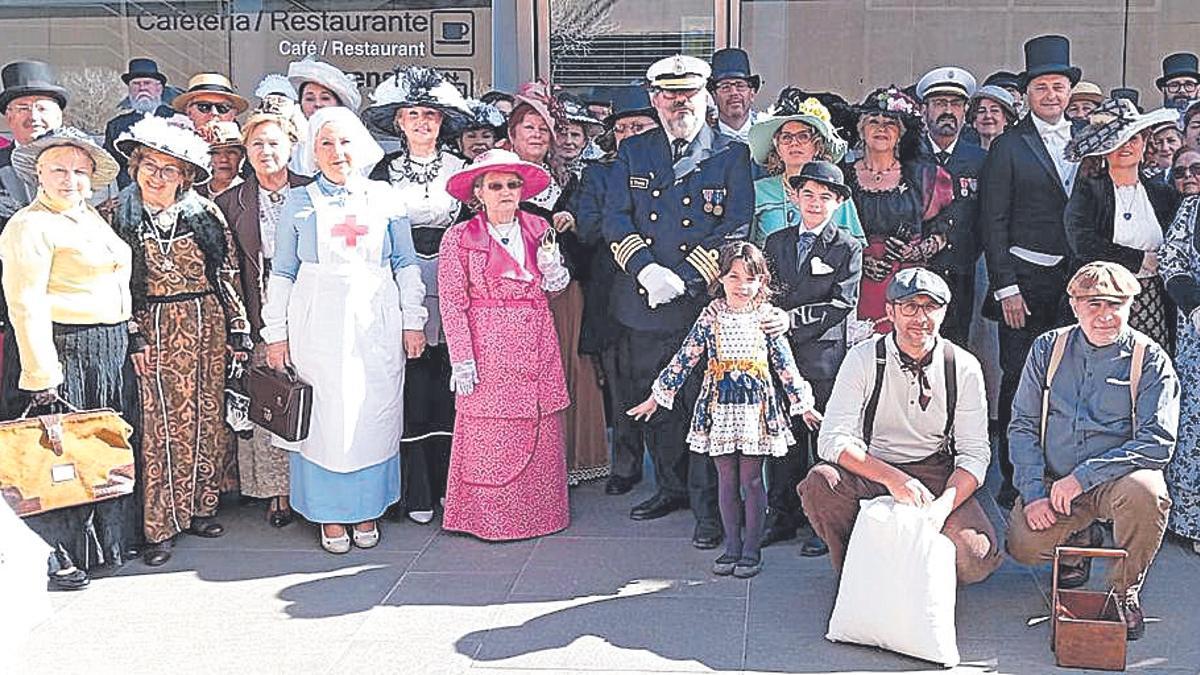 Miembros de la entidad vestidos de época en El Batel.