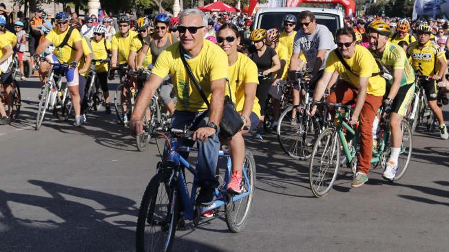 Miles de ciclistas recorren las calles de Valencia en el Día de la Bicicleta