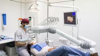 Un dentista por cada 27.600 gallegos: así es la situación de los odontólogos en el Sergas