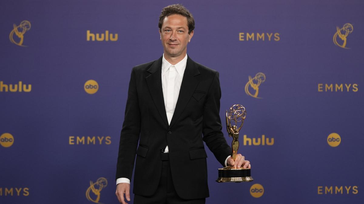 Los ganadores de los premios Emmy 2024. Ebon Moss-Bachrach recoge su Emmy a mejor actor de reparto de comedia (The Bear)