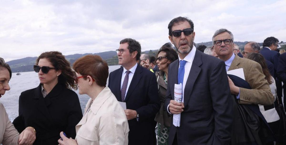 Platero muestra a Hereu y a Barbón el panel de mandos del «Austri Enabler», en presencia del alcalde de Castropol, Francisco J. Vinjoy. | LUISMA MURIAS
