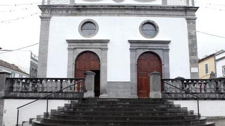 Frontis de la iglesia, con la escalinata actual. Derecha, las únicas piedras antiguas localizadas. i JOSÉ CARLOS GUERRA
