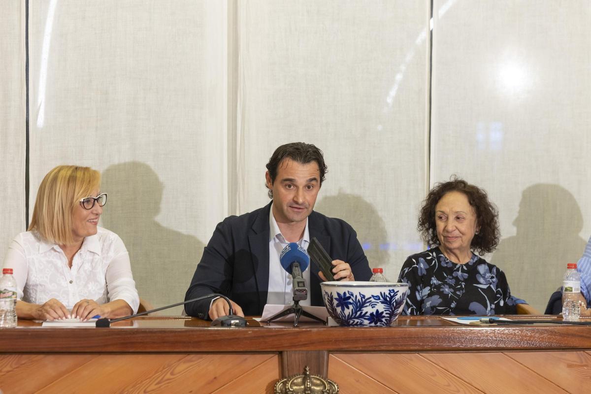 Eduardo Dolón, junto a los miembros del jurado galardonados en la pasada edición