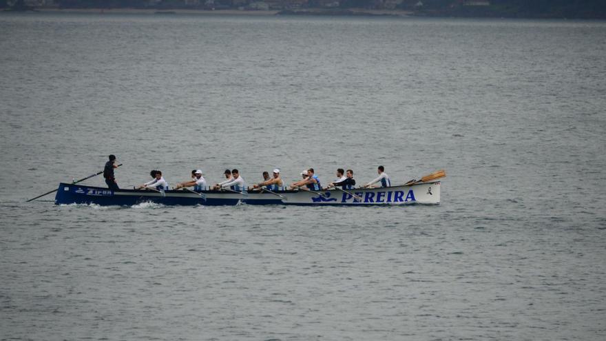 Una de las traineras de Tirán en el Memorial Pepe O Ruso, celebrado el domingo en Bueu. |  // GONZALO NÚÑEZ