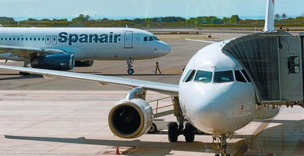 Avions de Spanair el dia da la inauguració de la terminal 1 de l’aeroport del Prat, el juny del 2009.