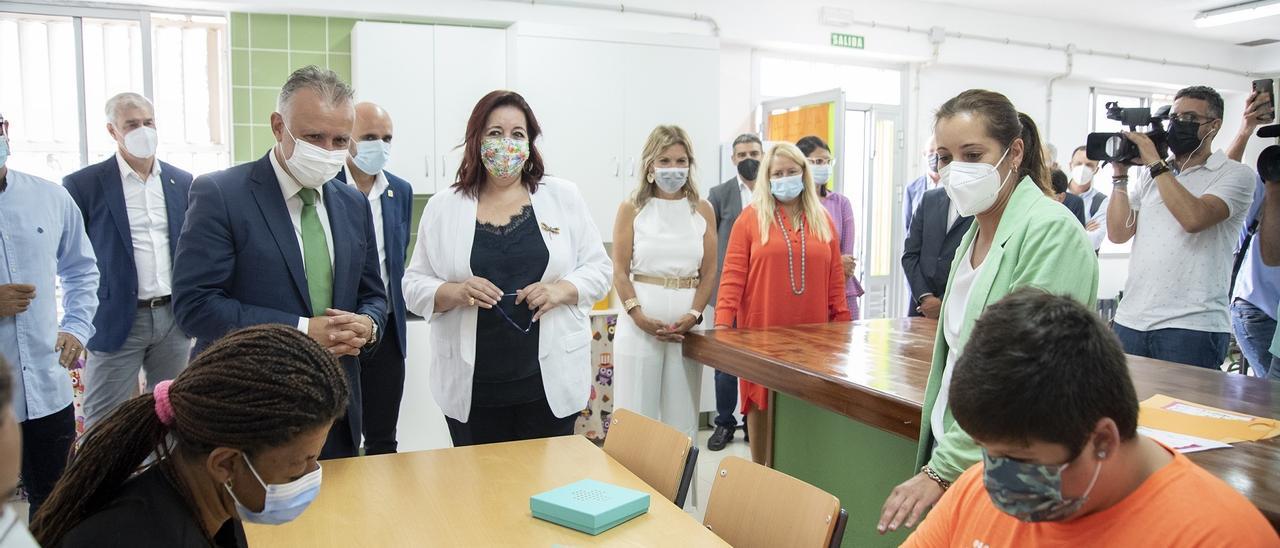 El presidente de Canarias, Ángel Víctor Torres, y la consejera de Educación, Manuela Armas, en una visita al IES Garoé de El Hierro con motivo de la apertura del curso escolar