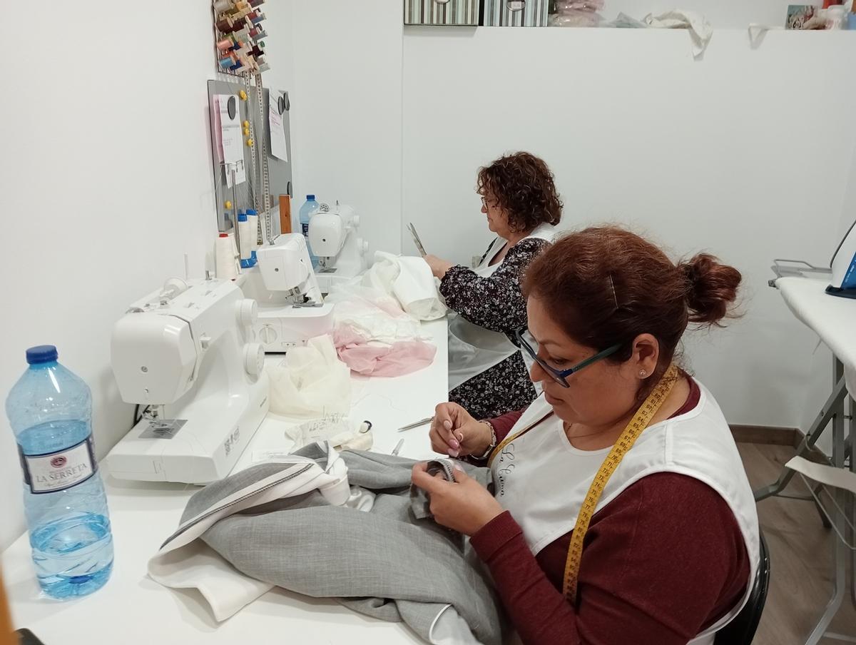 Trabajadoras de La Cuna, en plena tarea de reajustes