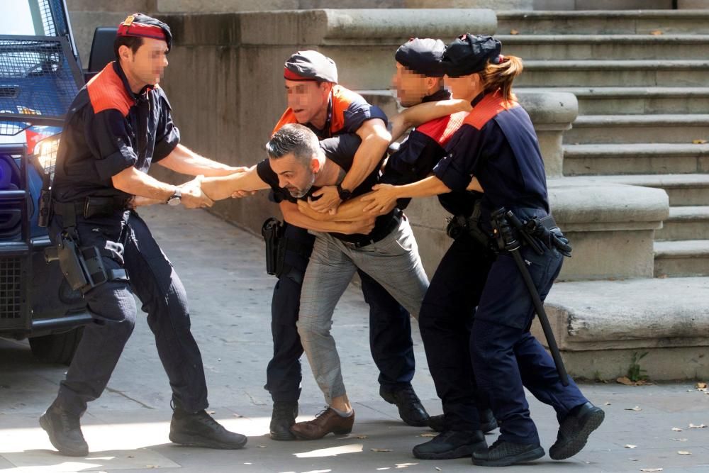 Un familiar de la víctima intenta agredir un dels acusats d'abusar sexualment d'una menor de Manresa