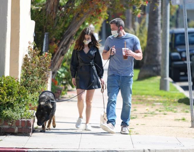 Ana de Armas y Ben Affleck durante un paseo en Los Angeles