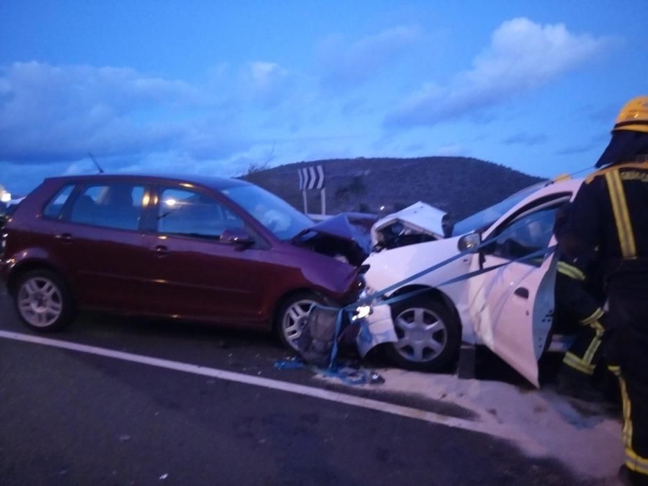 Tres heridos en una colisión frontal en Telde