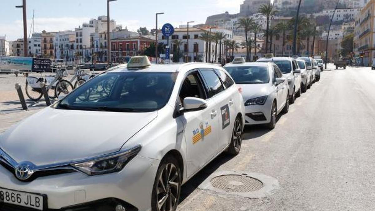 Taxis en la parada de la avenida de Santa Eulària.