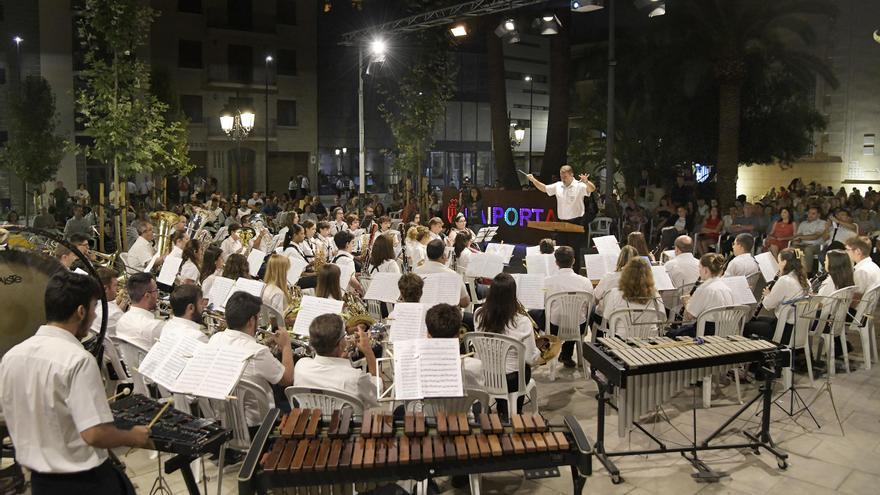Las dos bandas municipales de Paiporta tocan juntas por primera vez en la inauguración de la nueva Plaza de la Iglesia
