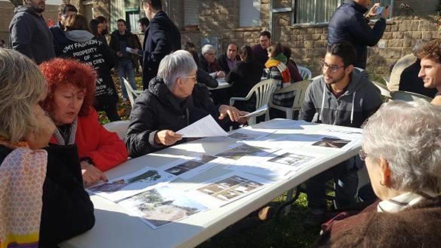 Veïns de la colònia Viladomiu Vell i els estudiants d&#039;Arquitectura intercanvien opinions sobre els projectes