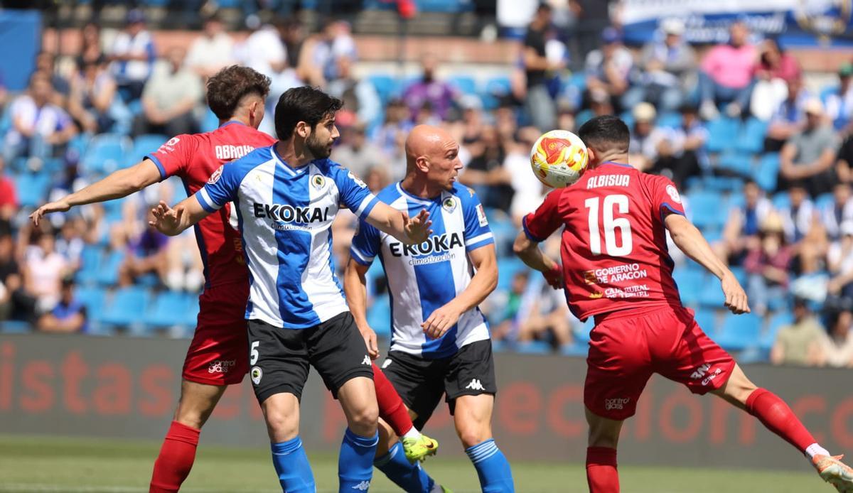 Monsalve y Rentero intervienen para evitar el remate del jugador del teruel Albisua.