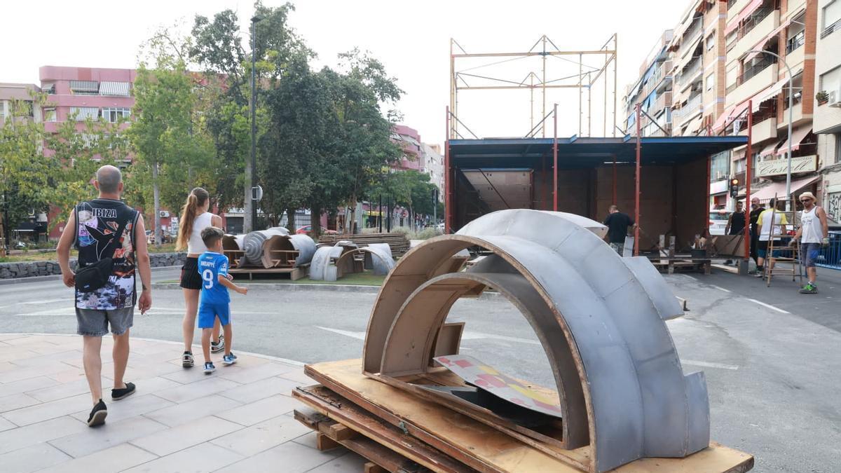Y tras las Hogueras, los Moros de San Blas: el montaje del castillo "anuncia" las fiestas