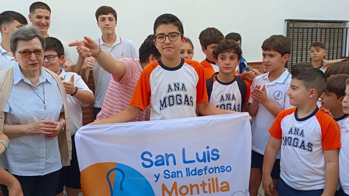 Alejandro Cantillo muestra la bandera del colegio San Luis y San Ildefonso de Montilla.