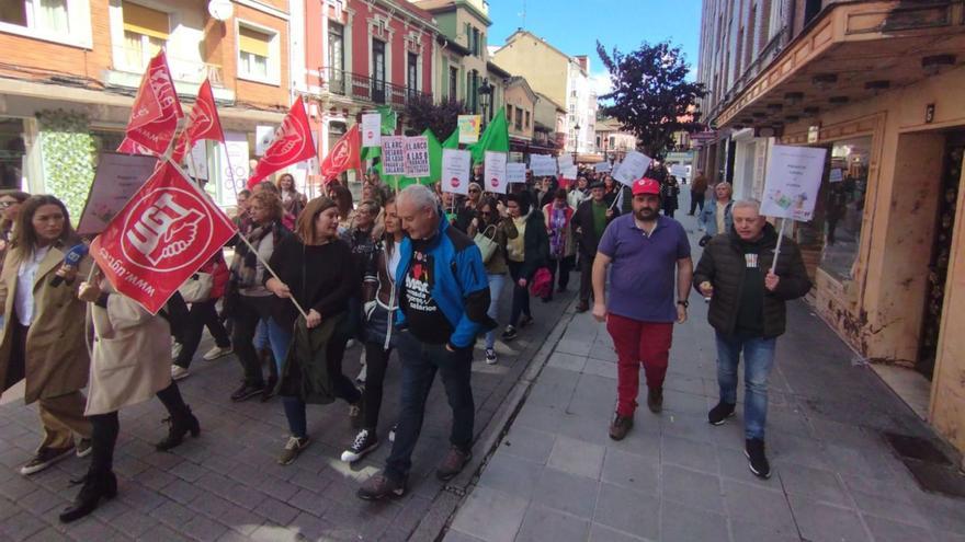 Trabajadores del Grupo El Arco, protestando por los impagos y la «incertidumbre» por el futuro de sus empleos. | M. Á. G.